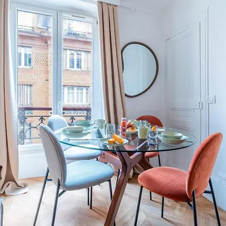 Design Invalides Bon Marche - V باريس